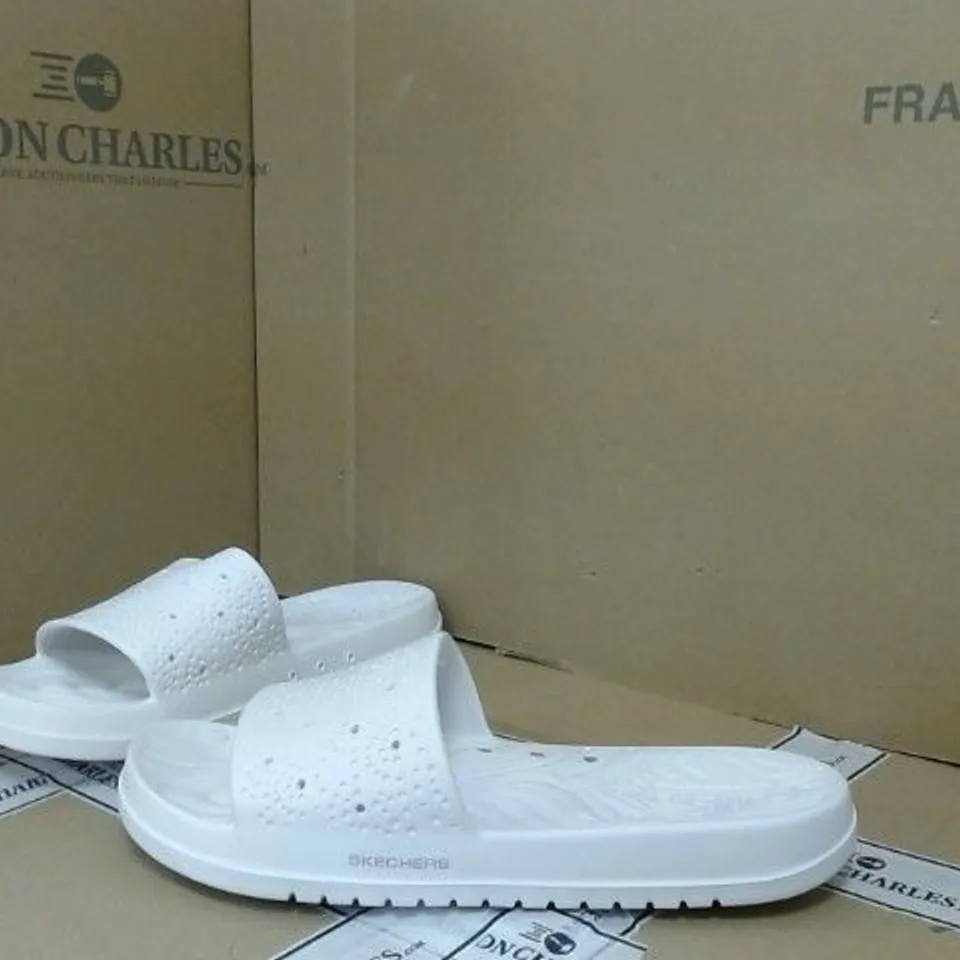 BOXED SKECHERS SIZE 7 WHITE EVA MOLD SLIDERS 