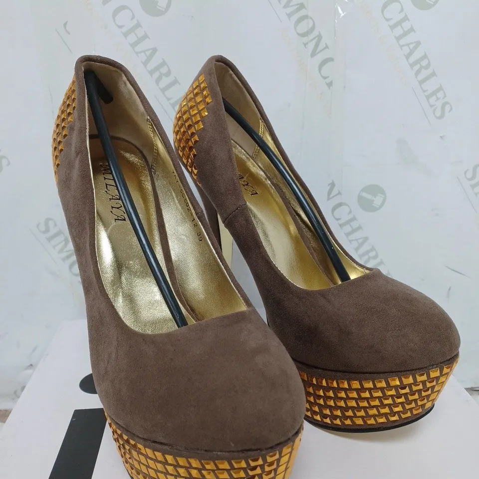 BOX OF APPROXIMATELY 10 KHAKI GEM HIGH HEELS 