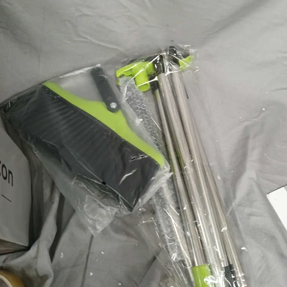 FLOORINGTON LONG-HANDED DUSTPAN AND BRUSH SET – BOXED