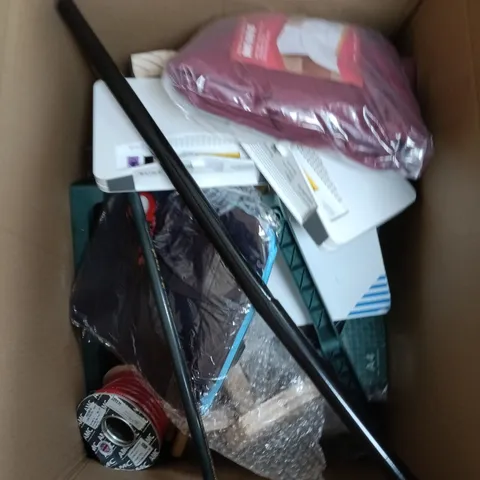 BOX OF APPROXIMATELY 15 ASSORTED HOUSEHOLD ITEMS