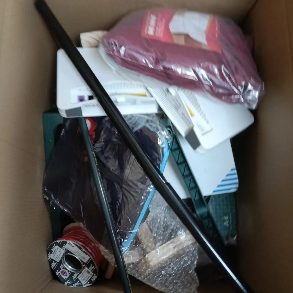 BOX OF APPROXIMATELY 15 ASSORTED HOUSEHOLD ITEMS