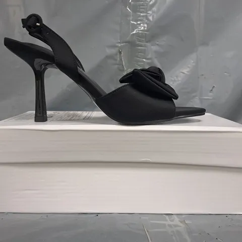 BOXED PAIR OF UNBRANDED OPEN TOE HEELS IN BLACK W. BOW DETAIL SIZE EU 39