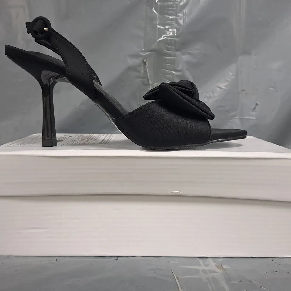 BOXED PAIR OF UNBRANDED OPEN TOE HEELS IN BLACK W. BOW DETAIL SIZE EU 39