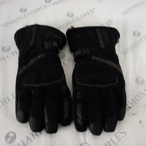 PAIR OF RST PROTECTIVE GLOVES