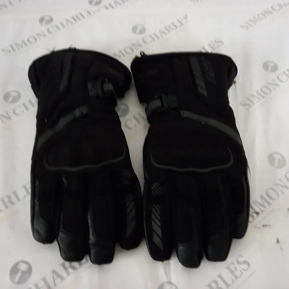 PAIR OF RST PROTECTIVE GLOVES