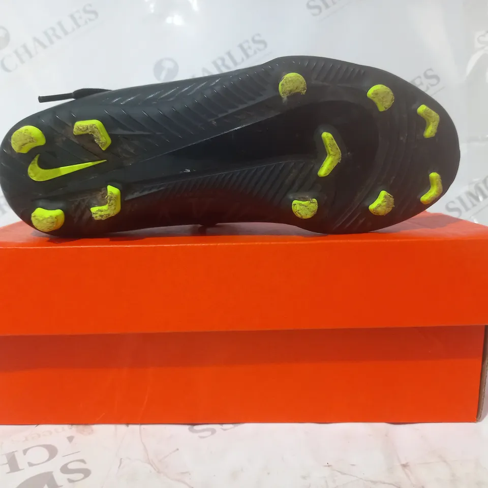 BOXED PAIR OF NIKE MERCURIAL FOOTBALL BOOTS IN BLACK UK SIZE 4