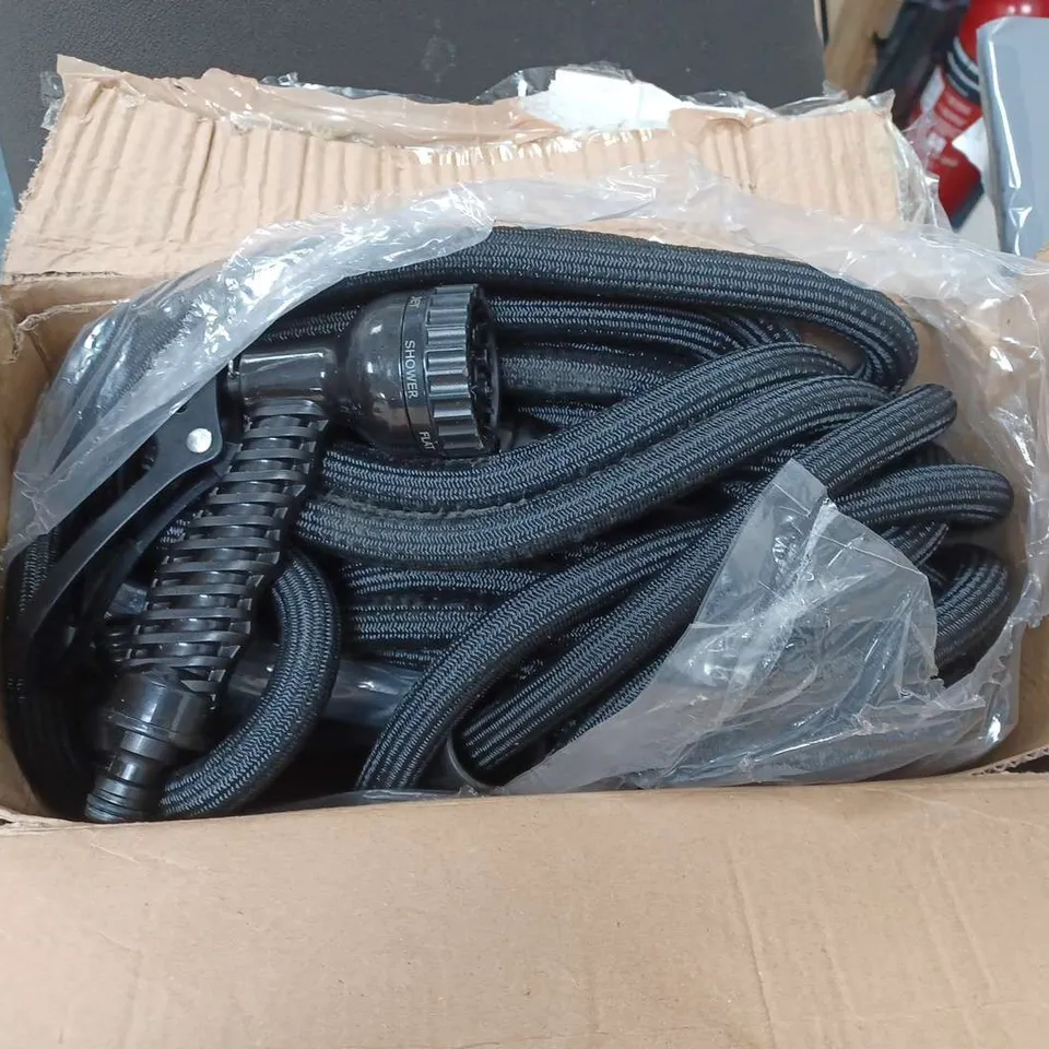 LOT OF 6 HOUSEHOLD ITEMS TO INCLUDE FLORAL DOOR MAT AND GARDEN HOSE