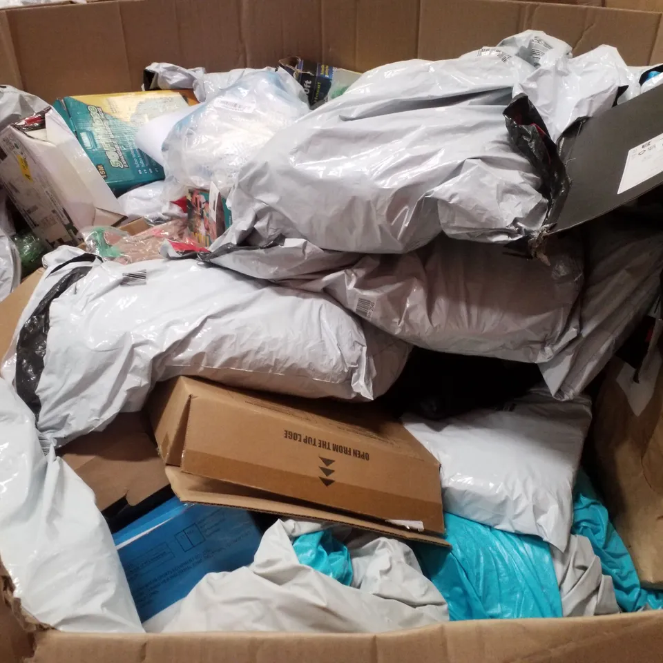 PALLET CONTAINING ASSORTED GARDEN HOSES & INFLATABLES 