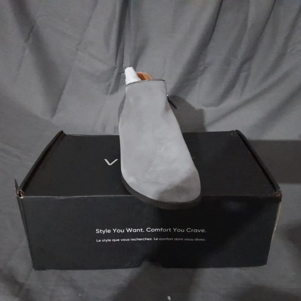 BOXED PAIR OF VIONIC MARISSA ANKLE BOOTS IN CHARCOAL SIZE 4 