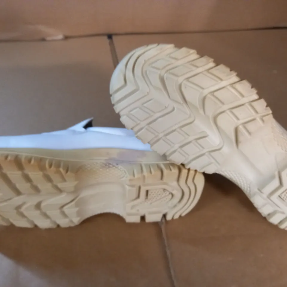 PAIR OF WARNING RESTO CLEAN SAFETY FOOTWEAR - SIZE 42