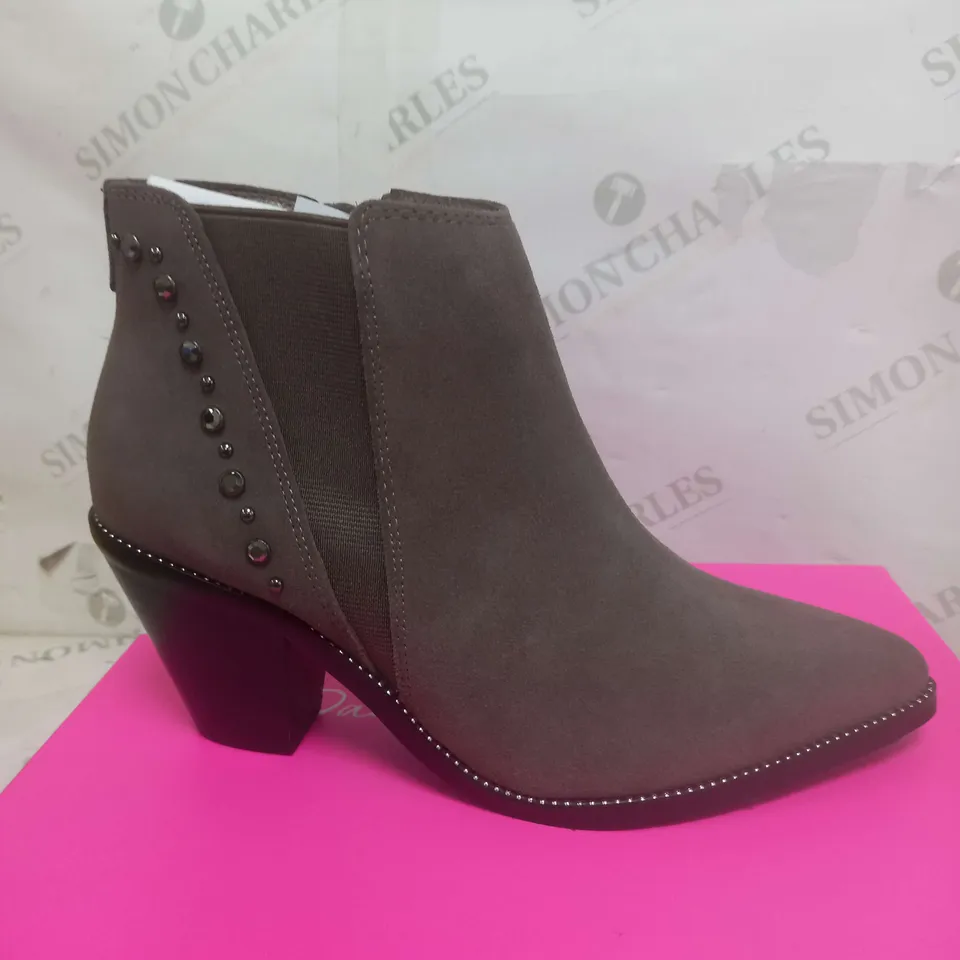 BOXED PAIR OF DANNII MINOGUE WESTERN ANKLE BOOTS IN TAUPE SUEDE SIZE 4