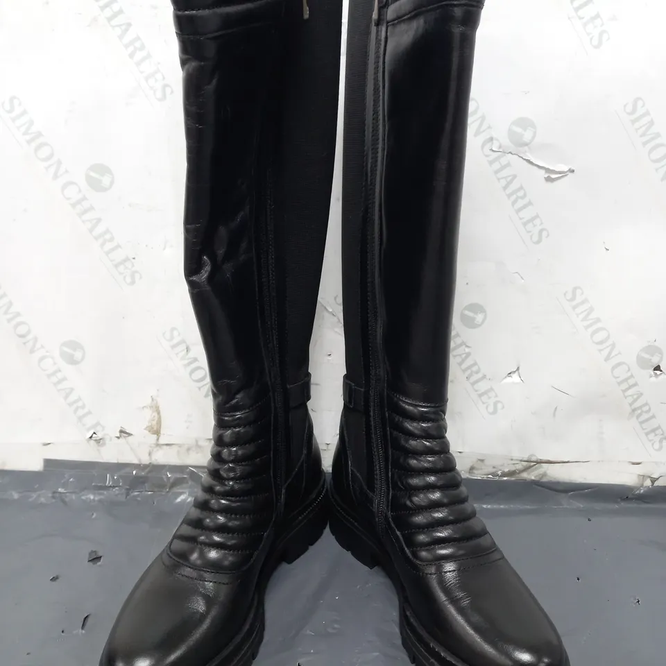 BOXED PAIR OF MODA IN PELLE QUILTED FRTONT KNEE-HIGH BOOTS IN BLACK SIZE 6