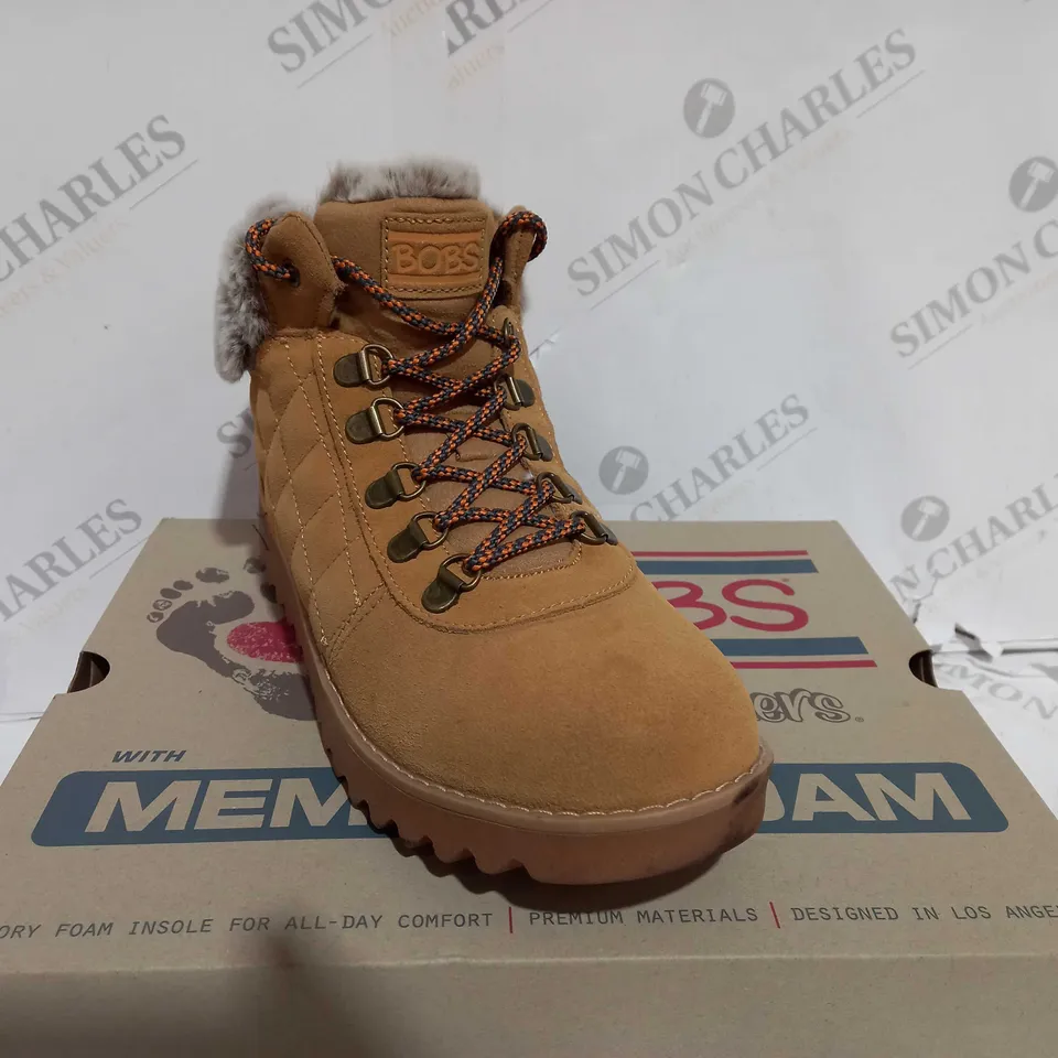 SKECHERS SUEDE CHESTNUT HIKING BOOTS - SIZE 5 - BOXED 
