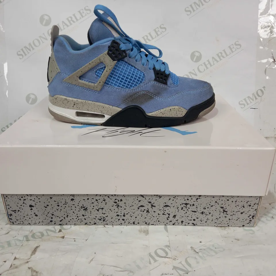 BOXED PAIR OF AIR JORDAN 4 RETRO SHOES IN BLUE/GREY UK SIZE 6