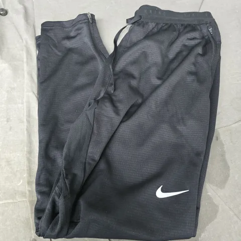 NIKE STRIDE DRI-FIT BOTTOMS IN BLACK - MEDIUM