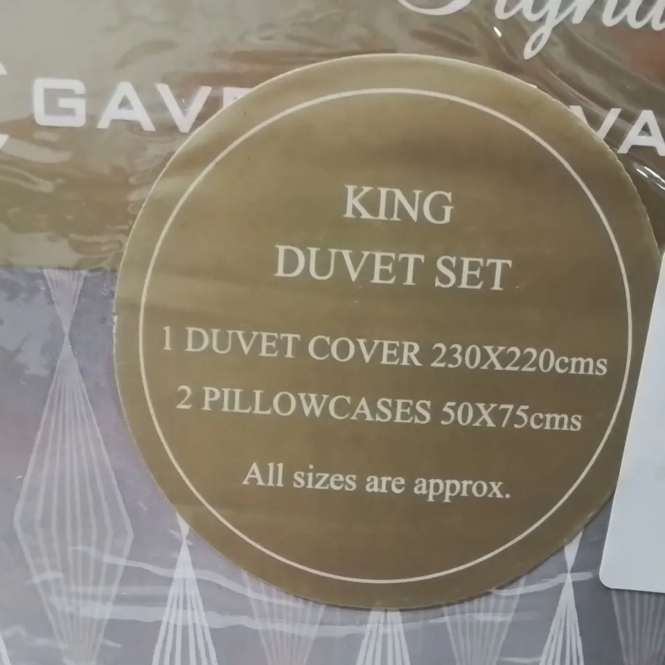BAGGED SIGNATURE GAVENO CAVAILIA KINGSIZE DUVET COVER SET  -WHITE-