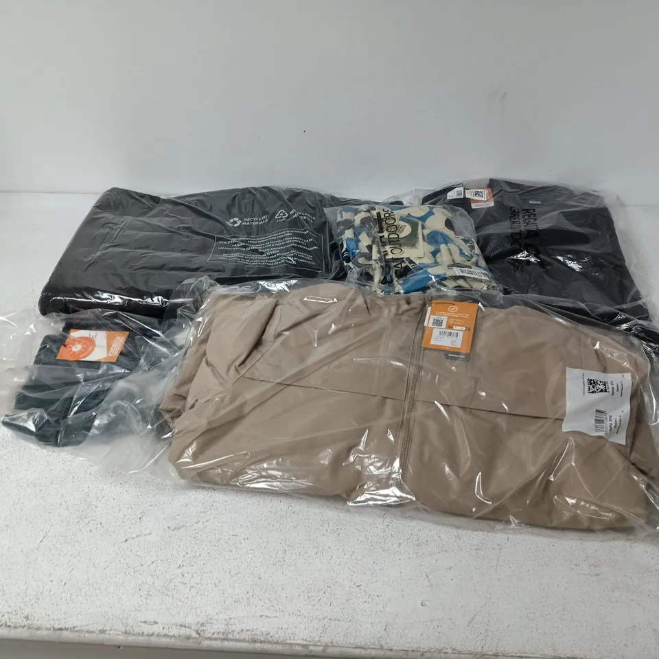 APPROXIMATELY 22 ASSORTED BRAND NEW REGATTA CLOTHING ITEMS IN VARIOUS SIZES, STYLES & COLOURS TO INCLUDE ROMINE II, QUESTRA V, FRANKIE BORG HYBRID, ETC