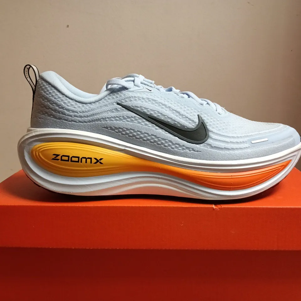 BOXED PAIR OF NIKE VOMERO PLUS TRAINERS – HYDROGEN BLUE/BLACK-WHITE, UK 8