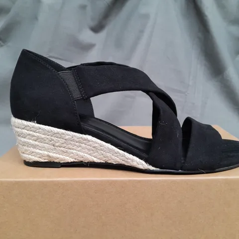 BOXED EVERYDAY BLACK OPEN TOE PLATFROM SANDALS - UK 6