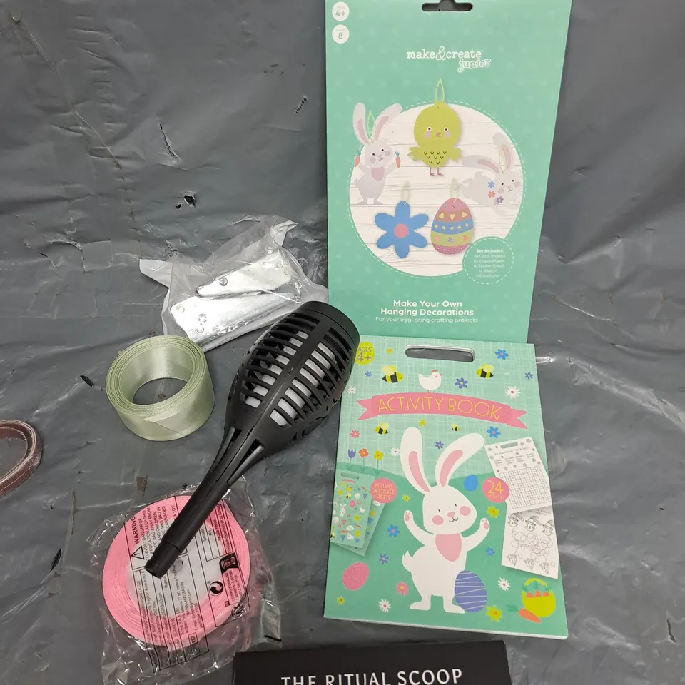 APPROXIMATELY 15 ASSORTED HOUSEHOLD ITEMS TO INCLUDE OUTDOOR LIGHT, COOKWARE, TOOLS ETC 