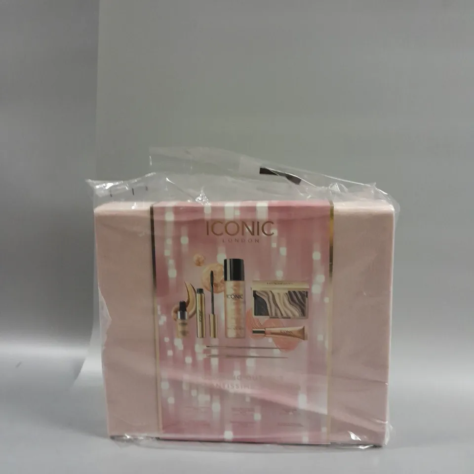 BOXED ICONIC LONDON GLOWING OUT-OUT  RRP £30