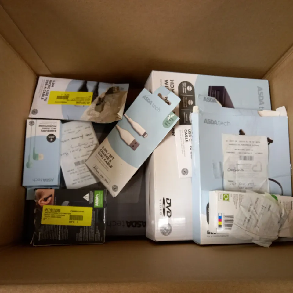 LOT OF APPROXIMATELY 10 ASSORTED ELETRICALS TO INCLUDE HDMI DVD PLAYER WITH REMOTE, WIRELESS MOUSE & PHONE CHARGING MAT, 3FT USB-C TO USB-C CABLE, ETC 