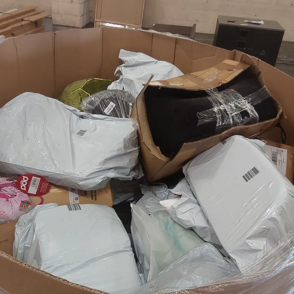 PALLET TO CONTAIN A LARGE ASSORTMENT OF PILLOWS, CUSHIONS AND RELATED PRODUCTS 