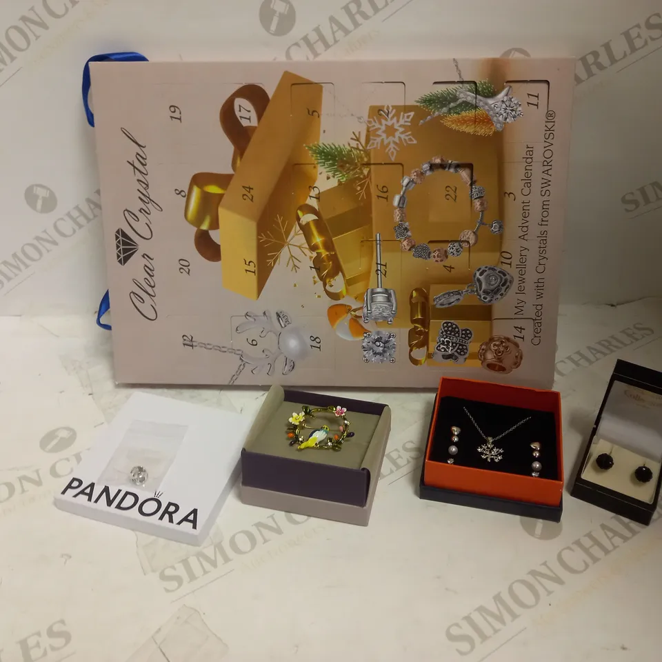 LOT OF APPROXIMATELY 20 JEWELLERY ITEMS, TO INCLUDE EARRINGS, NECKLACES, ETC