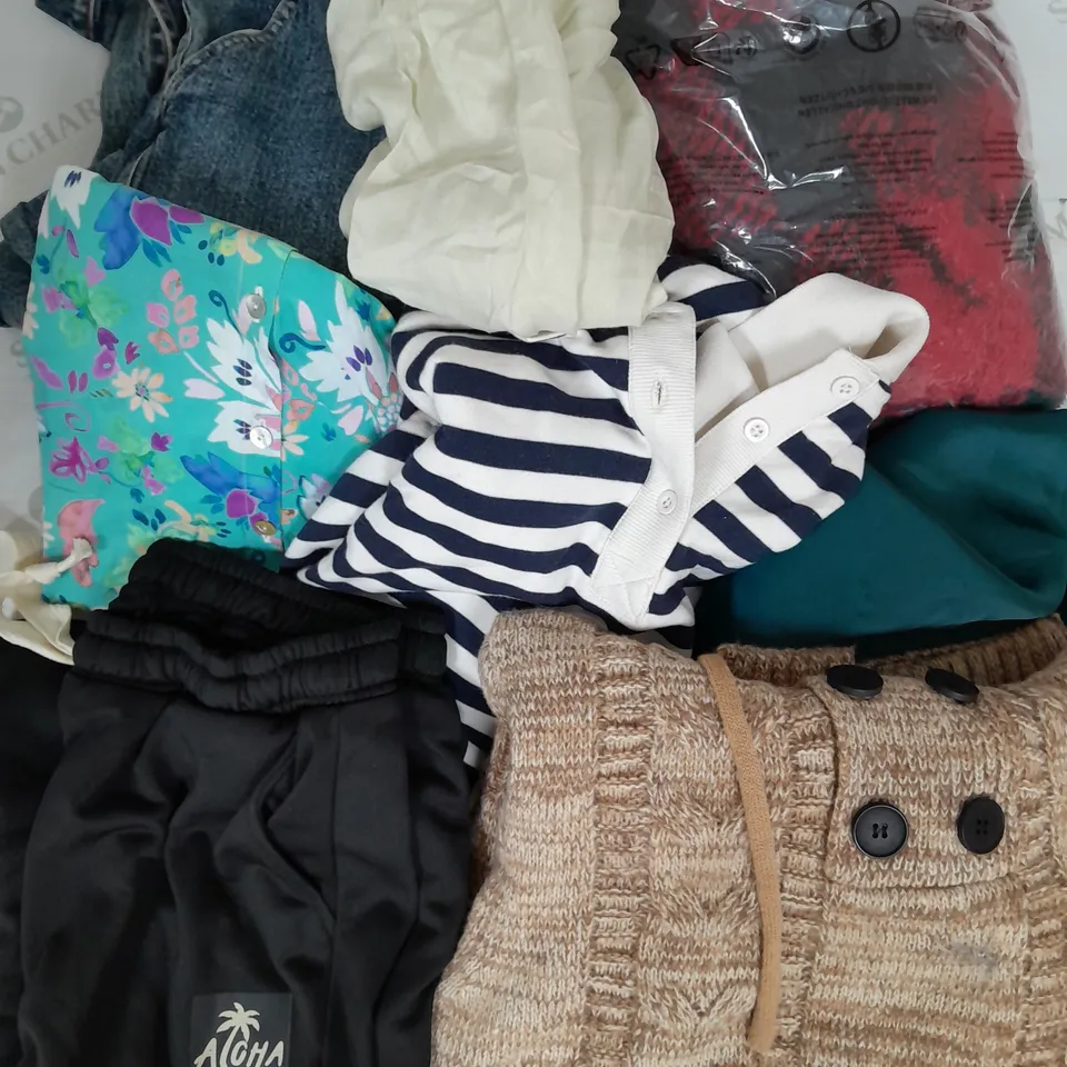 BOX OF APPROXIMATELY 25 ASSORTED CLOTHING ITEMS TO INCUDE - DRESSES , JUMPERS, SHIRTS - ETC