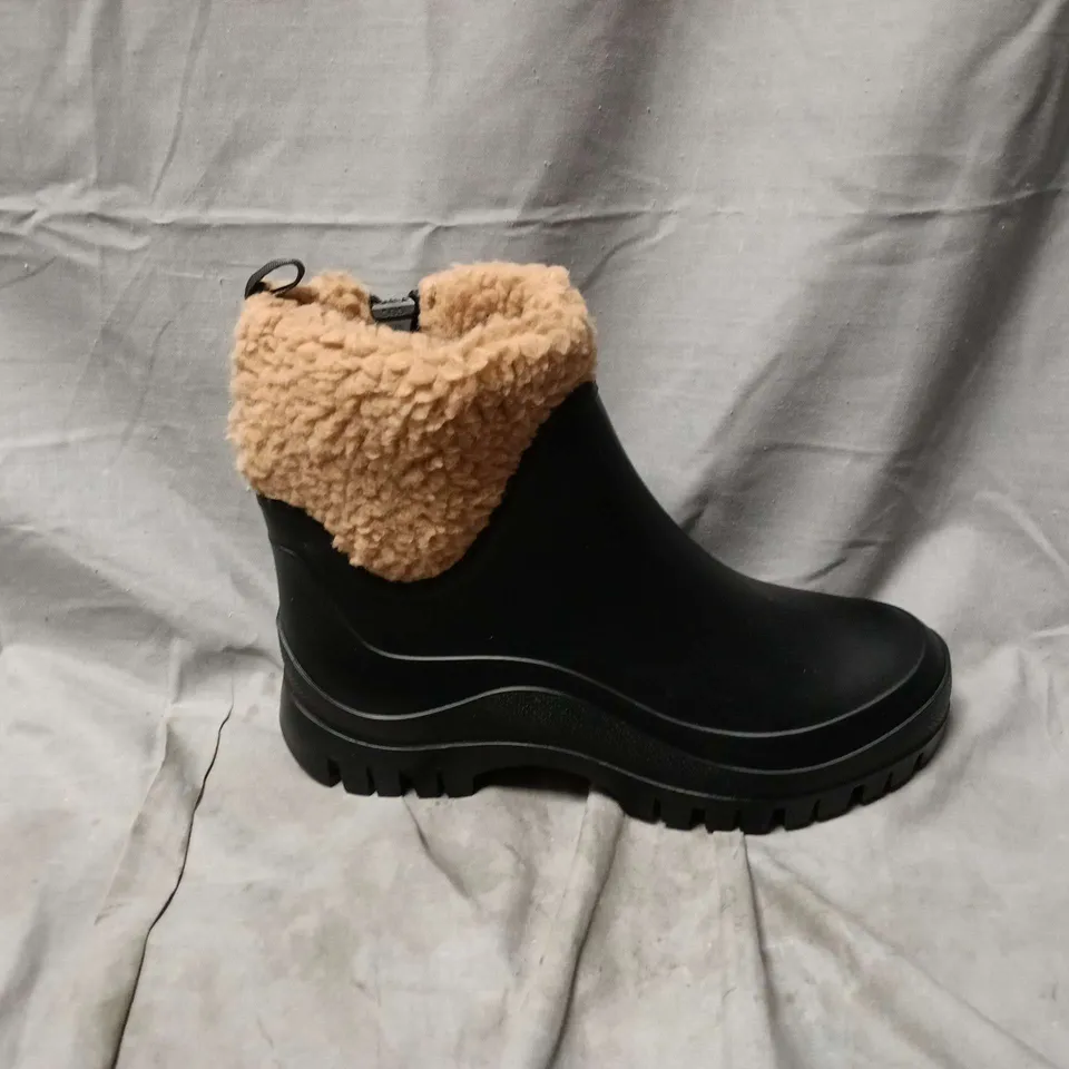 UNBOXED PAIR OF ANIMAL LOLAH WOMENS WELLIES IN BLACK - UK 7