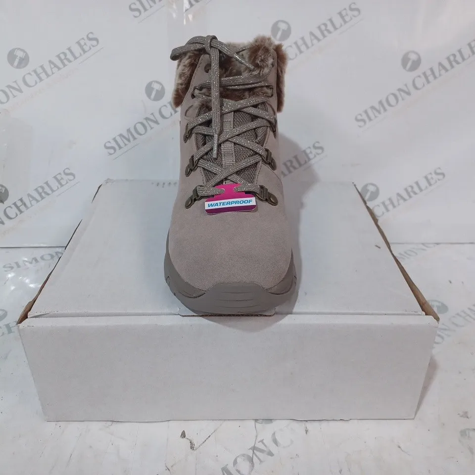 BOXED PAIR OF SKECHERS TREGO LACE UP FAUX FUR CUFF WATERPROOF BOOT TAUPE - SIZE 6