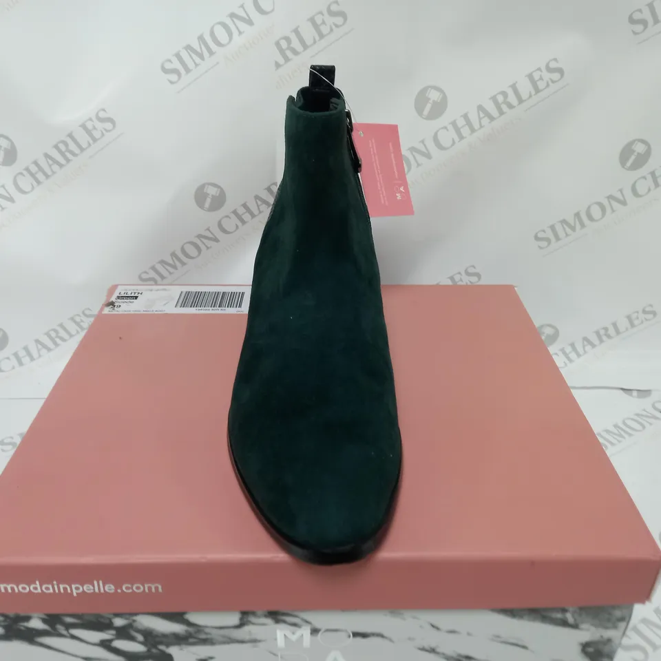 BOXED PAIR OF MODA IN PELLE LILITH ANKLE BOOTS FOREST GREEN SUEDE SIZE 6