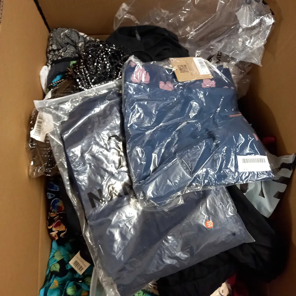 BOX OF APPROX 35 ASSORTED CLOTHING ITEMS TO INCLUDE - DRESSES, T-SHIRTS AND TROUSERS