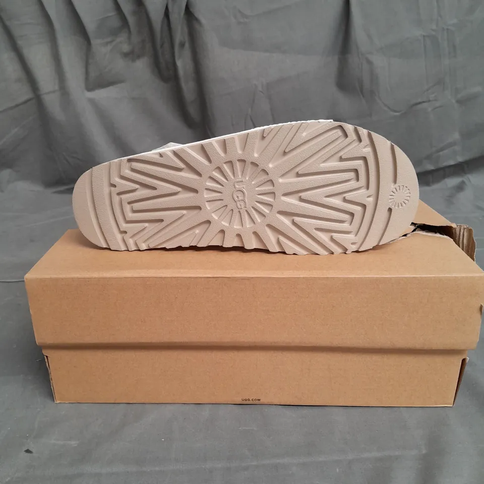 BOXED AIR OF UGG WOMEN'S GOLDENSTAR SANDAL SIZE 7.5