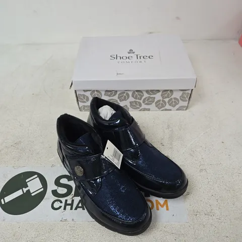 SHOE TREE COMFORT WOMENβS NAVY PATENT LEATHER SHOES - STYLE BLACKTHORN, UK 4 (BOXED)