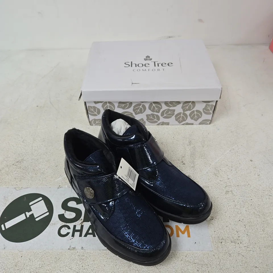 SHOE TREE COMFORT WOMEN’S NAVY PATENT LEATHER SHOES - STYLE BLACKTHORN, UK 4 (BOXED)