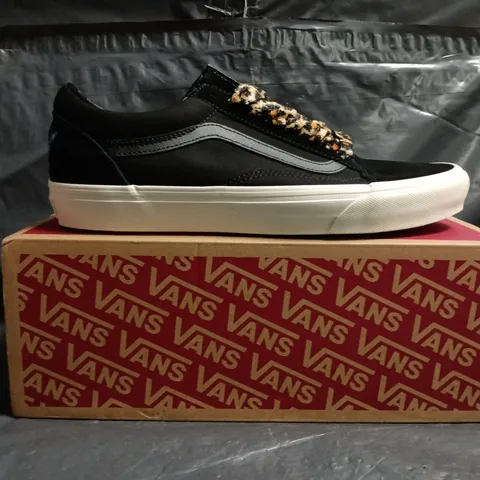 BOXED PAIR OF VANS SHOES IN BLACK SIZE UK 8