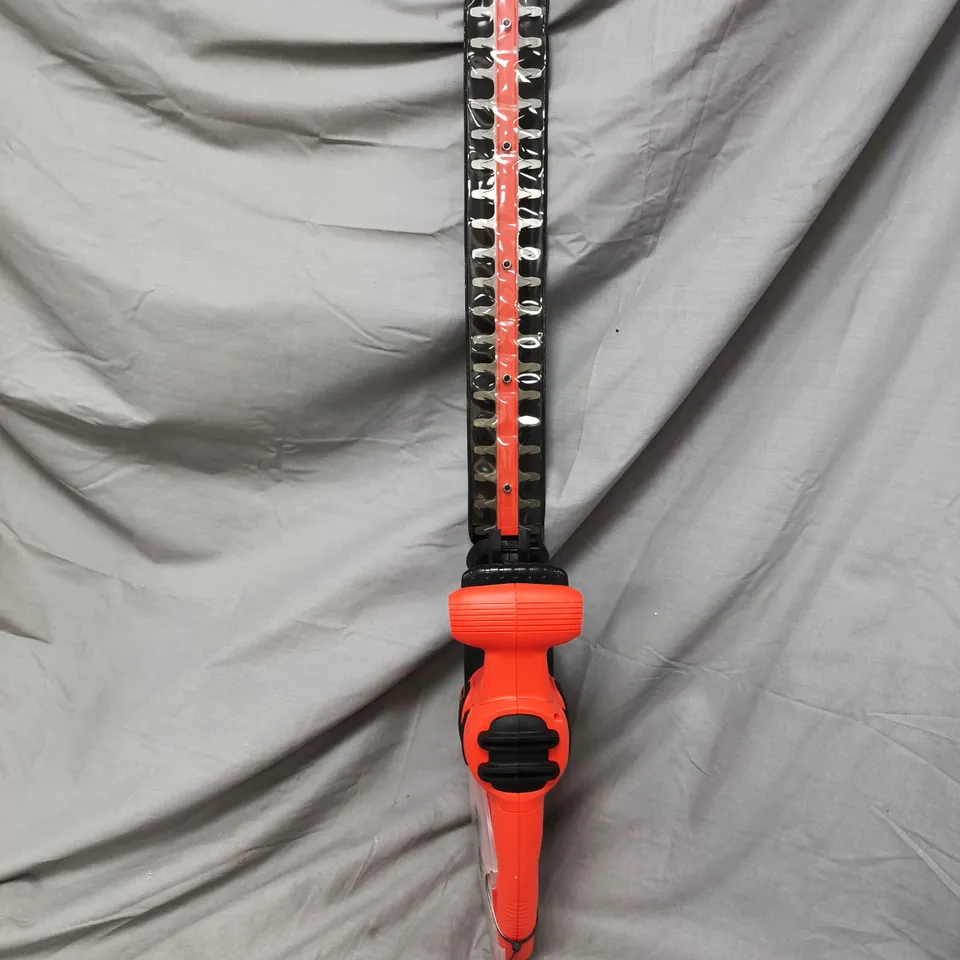 BOXED BLACK & DECKER 420W HEDGE TRIMMER 