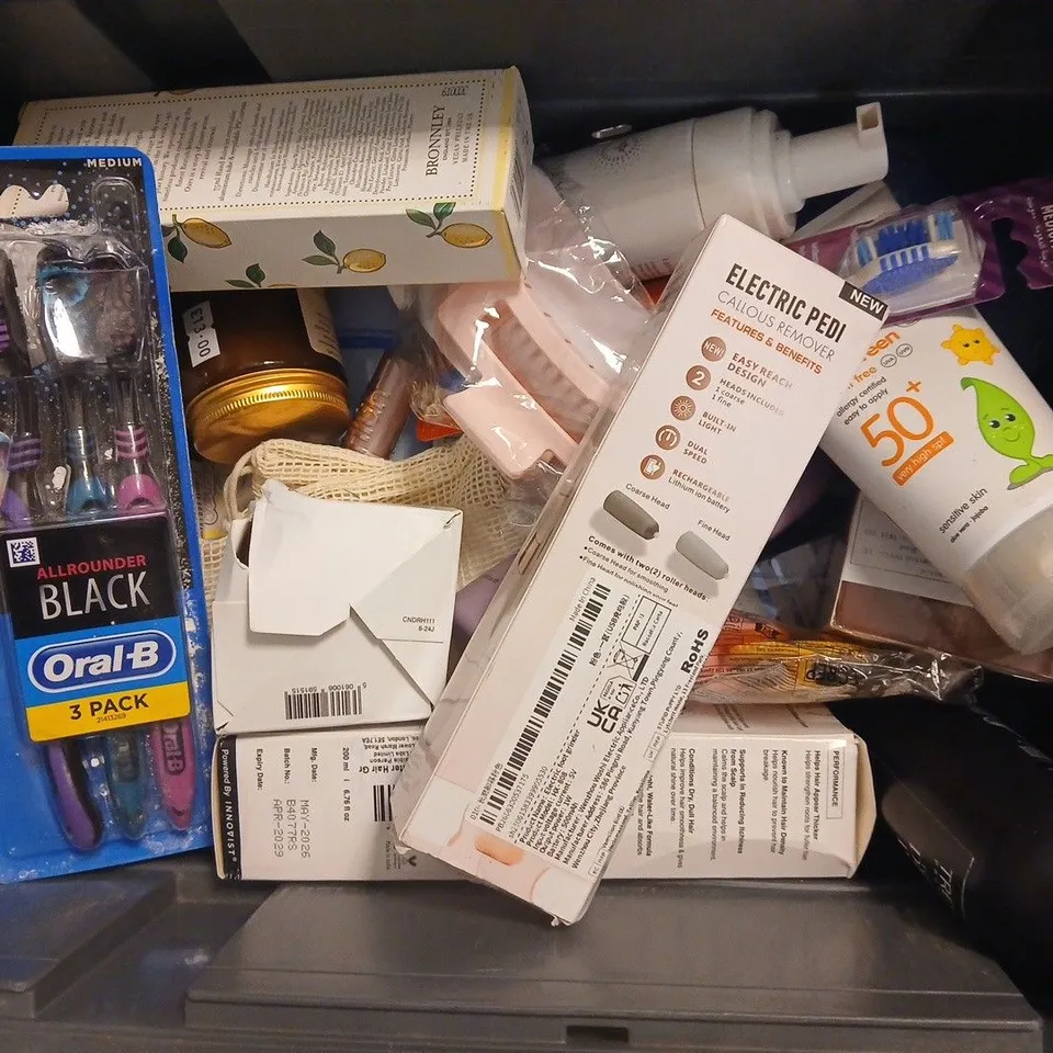 APPROXIMATELY 15 ASSORTED HEALTH & BEAUTY PRODUCTS TO INCLUDE INNERSENSE VOLUMIZING FOAM, VASELINE, PUREOLOGY SHAMPOO, ETC - COLLECTION ONLY