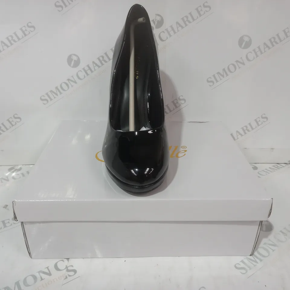 BOXED PAIR OF GIZELLE CLOSED TOE HIGH HEEL SHOES IN GLOSSY BLACK EU SIZE 43