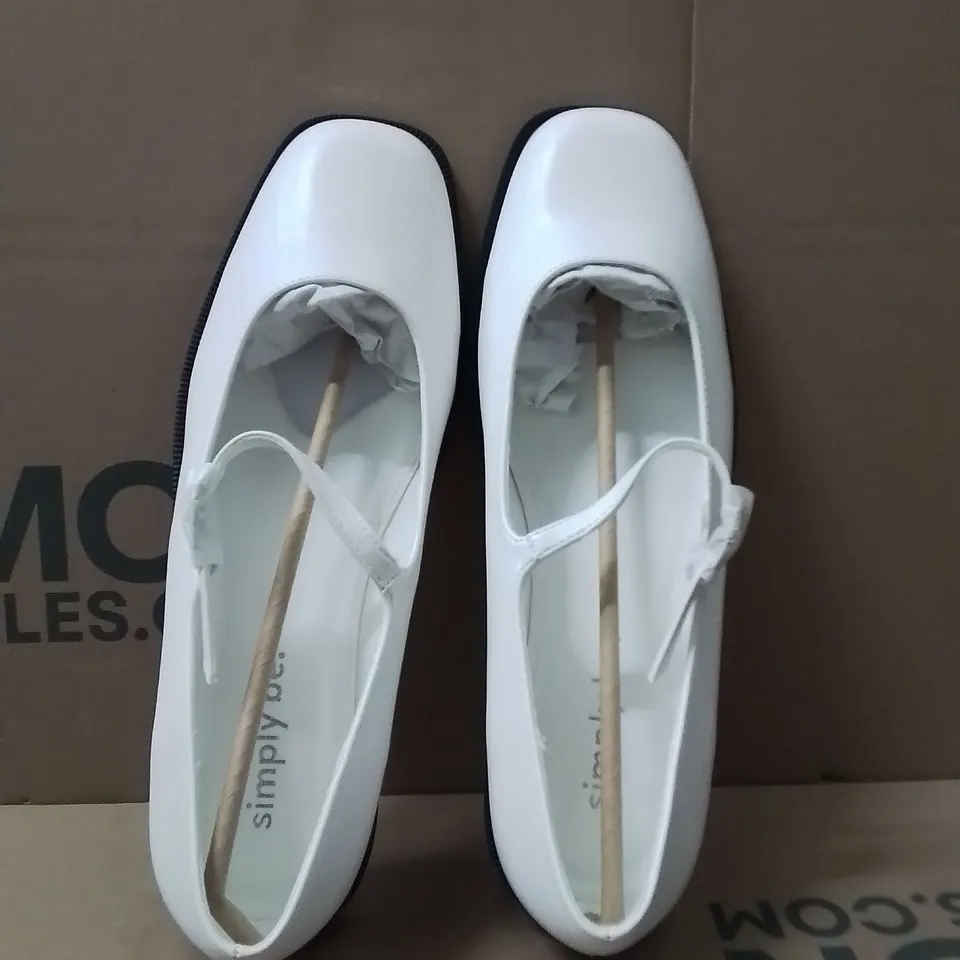 BOXED BRAND NEW APPROXIMATELY 9 SIMPLY BE BROOK EX WIDE SHOES SIZE 8 ECRU