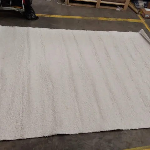 MONTELONGO LOOPED/HOOKED WHITE RUG // 200 X 300CM