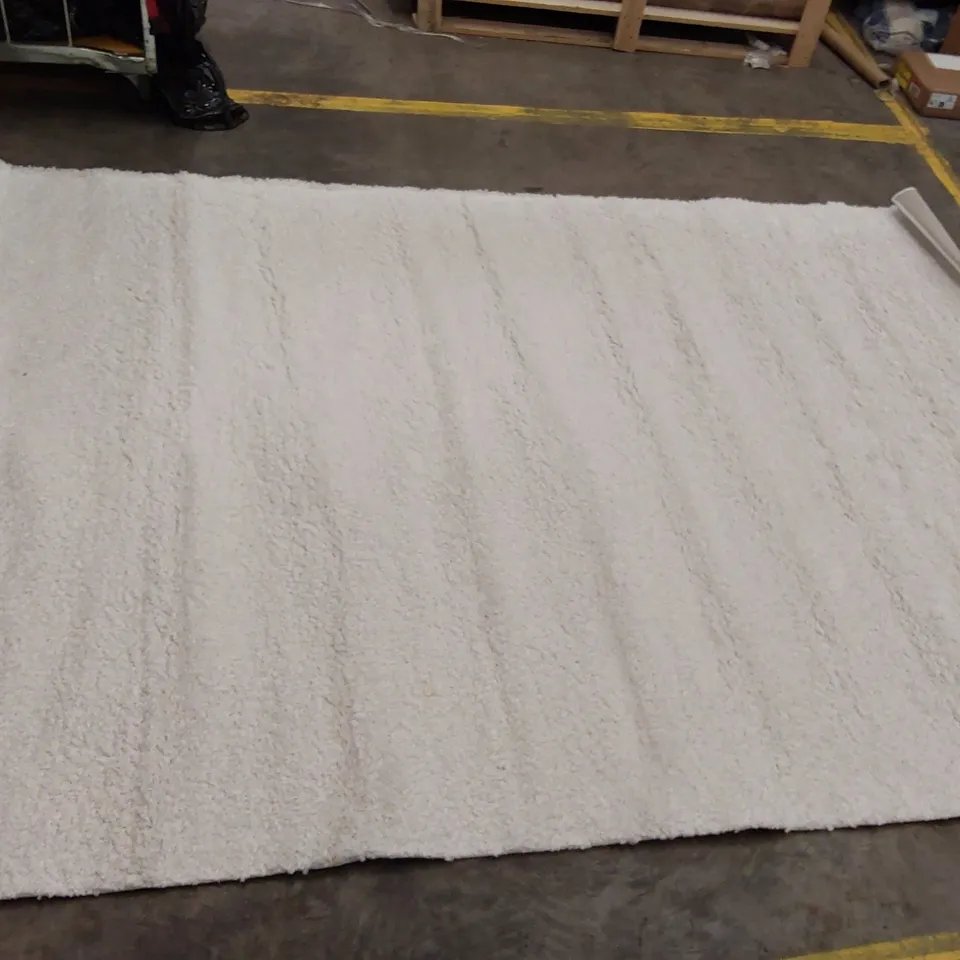 MONTELONGO LOOPED/HOOKED WHITE RUG // 200 X 300CM