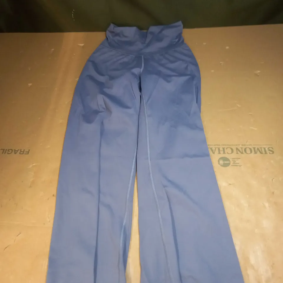 GYMSHARK TRAINING PANTS SIZE M