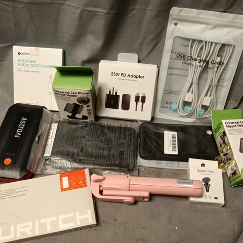 APPROXIMATELY 18 ASSORTED ELECTRICAL ITEMS TO INCLUDE 25W PD ADAPTOR, UNIVERSAL CELL PHONEMOUNT HOLDER, POWERBANKS, ETC
