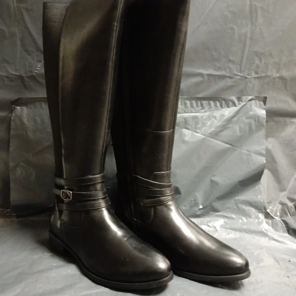 BOXED PAIR OF HUSH PUPPIES VANESSA KNEE-HIGH BOOTS IN BLACK SIZE UK 7