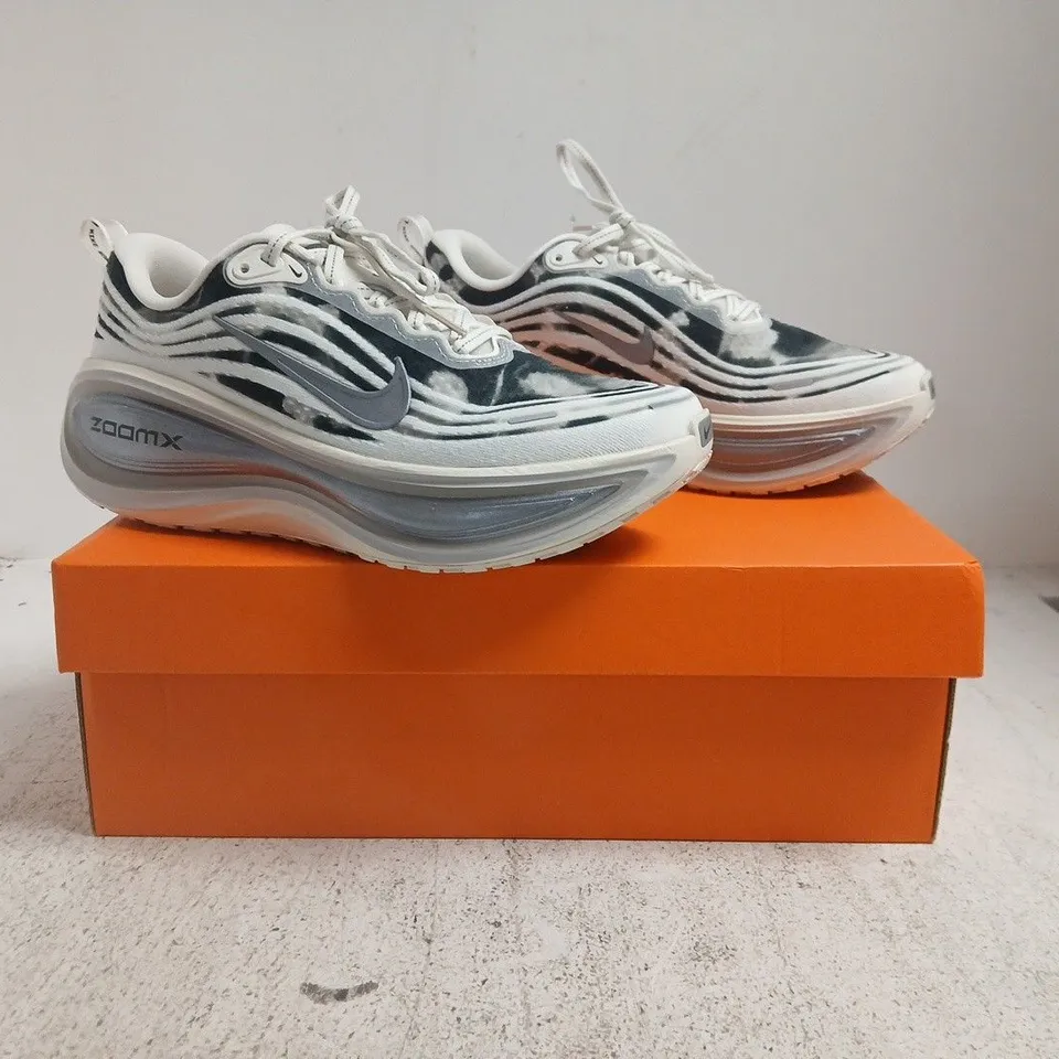 BOXED PAIR OF NIKE VOMERO PLUS TRAINERS IN PHANTOM/PENCIL POINT SIZE UK 6