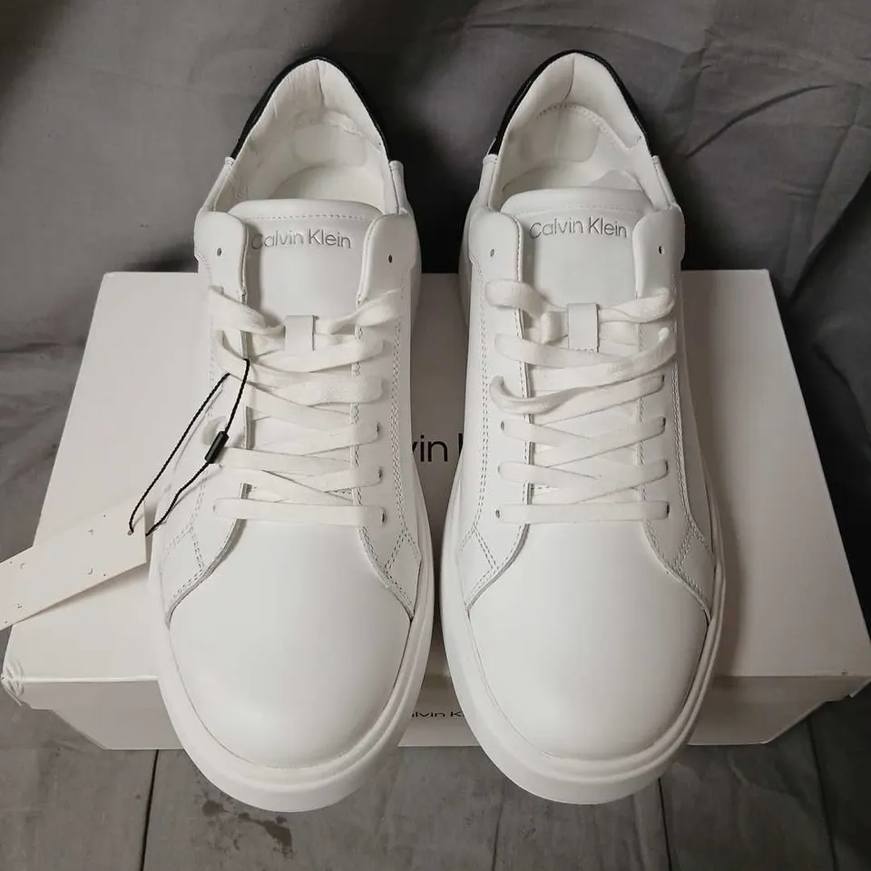 CALVIN KLEIN WHITE LEATHER LOW-TOP SNEAKERS – UK 9 (EU 44)