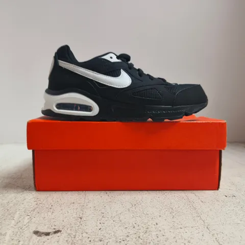 BOXED PAIR OF NIKE AIR MAX INVIGOR TRAINERS IN BLACK/WHITE SIZE UK 1