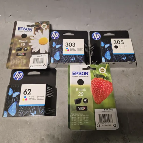 BOX OF APPROXIMATELY 12 ASSORTED PRINTER INK CARTRIDGES TO INCLUDE - EPSON BLACK 18 , HP 303 , HP 305 ETC